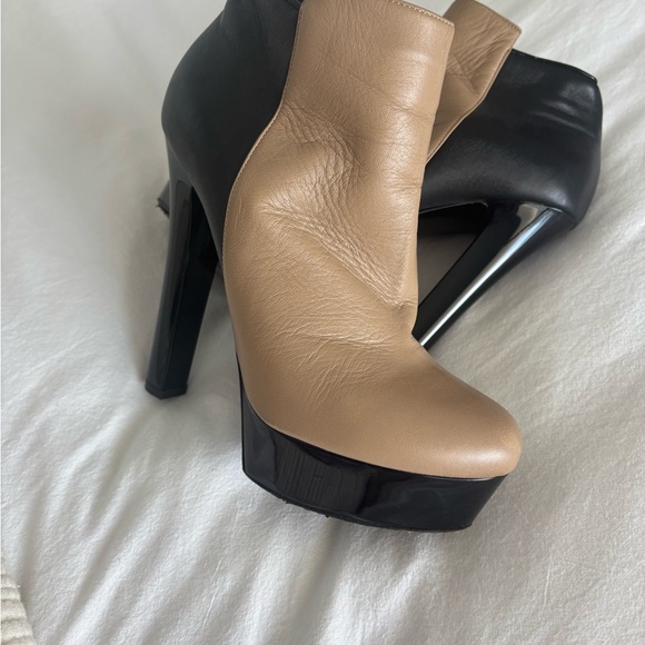 Elegant Black and Tan Platform Heels - Picture 2 of 8